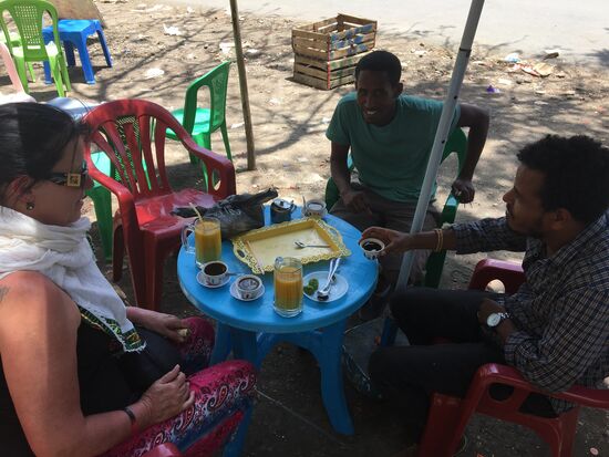 Stop in „Alamata Raya“ nach ca 170km für einen Kaffestop und ATM-Besuch. Wir genießen einen Mangojuice und versorgen wieder einige Bettler u.a. eine junge Frau mit Kind, für die wir Brot kaufen.
