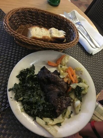Ich bestelle mit ein Steak und bekomme 3 Kohlebrocken. Den Japanern ergeht es nicht anders. Außer denen, die die Info bekommen: Steak is finish. Es gibt nur 3 Portionen. Dafür kostet es nur etwa 6 Euro