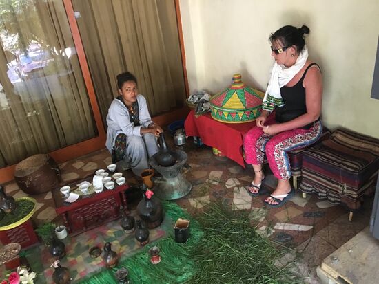 Vor dem Hotel gibts traditionellen Kaffee im netten Ambiente...