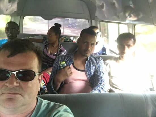 Ein verliebtes, junges äthiopisches Paar ist jetzt noch dabei und 3 Männer