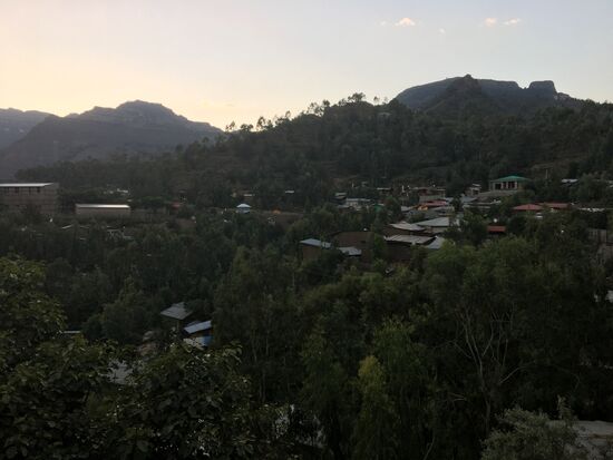 Erst nach Einbruch der Dunkelheit erreichen wir Lalibela. Der Ort befindet sich im dunkeln, denn es ist mal wieder Stromausfall