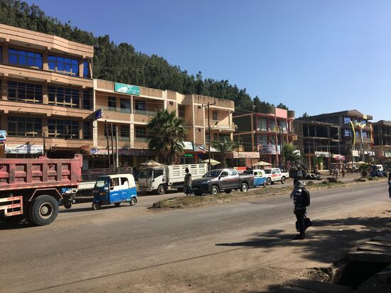 Weiter geht es! Unterwegs versucht der Beifahrer noch weitere Fahrgäste zu gewinnen, indem er sich halb aus dem Bus lehnt und immer „Lalibela-Lalibela“ ruft