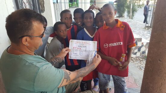 Hier wieder eine Gruppe Kinder, die aber für irgendeine Aktion sammeln...