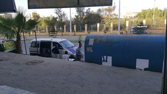 Dirk kauft am Frittenstand ein paar frittierte Gemüsetaschen und verteilt sie an die Kinder