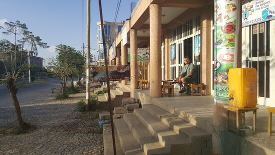 Überall kann man hier sitzen und essen oder trinken...vor den Restaurants sind oft Wasserkanister (hier der gelbe) zum Hände waschen...