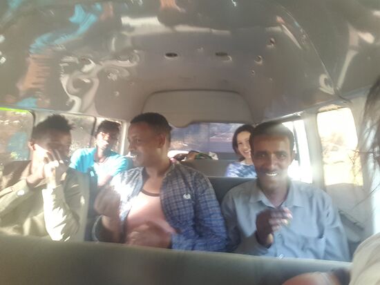 Wir verteilen unsere weißen Haribo-Mäuse. Aber als sie erkennen, dass dies „Rats“ sind—ekeln sie sich davor. Ebenso voe den Gummifröschen...