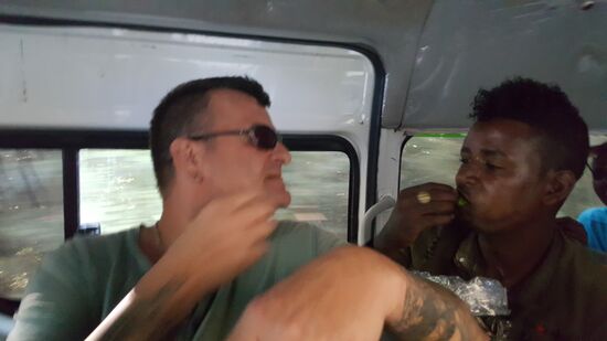 Die Stimmung ist gut, obwohl wir furchtbar durchgeschüttelt werden und der Weg irgendwie immer länger wird.