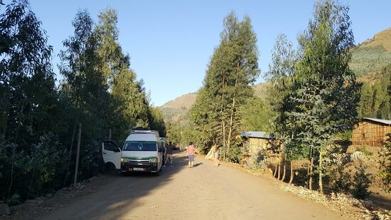 Alle schlagen sich in die Büsche und wieder kommen Kinder um zu betteln.
Wir verteilen alles, was nicht niet- und nagelfest ist: Kekse, Seifen, Kugelschreiber, Bonbons....Der junge Japaner fragt, was wir machen und wir erklären: „give presents to the children“. Er ist begeistert und verteilt nun auch seine Vorräte...
