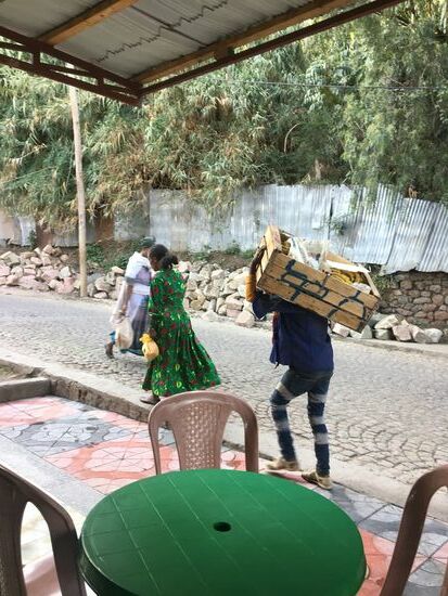 Das erste Frühstück im Blue Nile...interessant hier den Einheimischen bei ihrem morgendliche Gewusel zuzuschauen