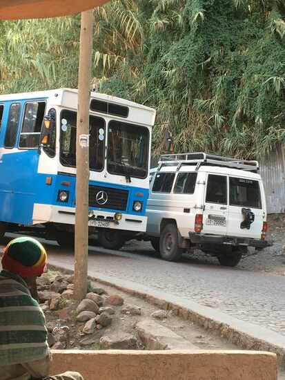 Die Straße ist so schmal und eng...das sich der Bus dort regelrecht durchquälen muss