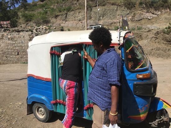 Auf zum ersten Besuch ins Kinderheim...da quält sich jemand ins Bajaj