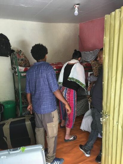 Auf gehts, zum Koffer öffnen und verteilen—jeder soll etwas abbekommen, was nicht so einfach ist..