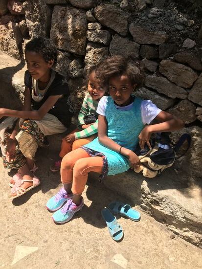 Das ist Mahder—Christines Patenkind.... sie ist erstaunt, wie sehr sie sich verändert hat—wie hübsch sie geworden ist!