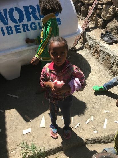 ...im Hintergrund der 1000 Liter Wassertank—den wir dank der großzügigen Geldspenden kaufen konnten