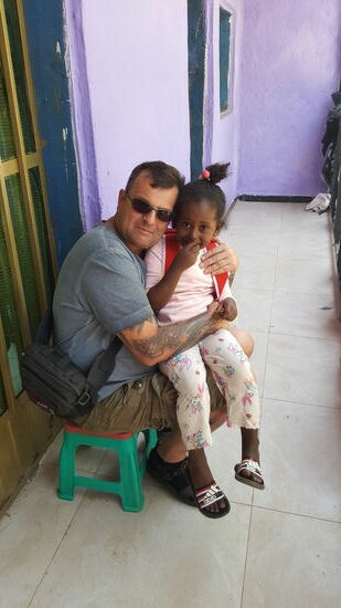 Dirk mit der kleinen Schmusiemaus...die Kleene wollte uns immer nur Küsschen geben...auch sie wird neu im Haus aufgenommen und braucht noch einen Paten..