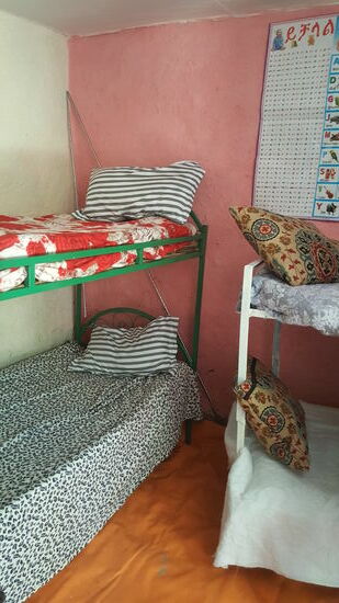 Hier das Schlafzimmer mit den Betten, die nach dem ersten Besuch von Ines und Christine gekauft wurden—auch von Spenden ihrer Freunde..
In jedem Bett schlafen zur Zeit 2 Kinder—2 weitere auf dem Boden, auf Matratzen und 2 weitere und Lyia bei Salem im Bett.