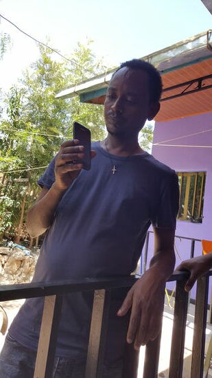 Joseph hat ein Smartphone bekommen und freut sich darüber