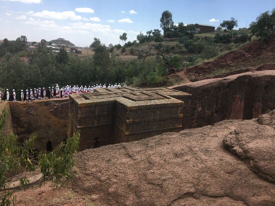 Dirk  hatte das Glück an einer Prozession teilzunehmen, bei der einer italienischen Bankerin für eine großzügige Spende gedankt wurde