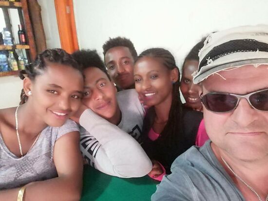 Nur junge Menschen arbeiten hier im Hotel...sie sind zwischen 18 und 24 Jahre alt und uns gegenüber sehr aufgeschlossen