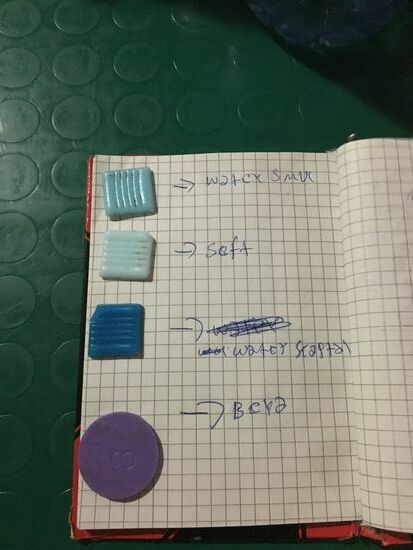 Die jungen Äthiopier erklären mir den Zusammenhang zwischen Farbe der Coins und den angebotenen Getränken