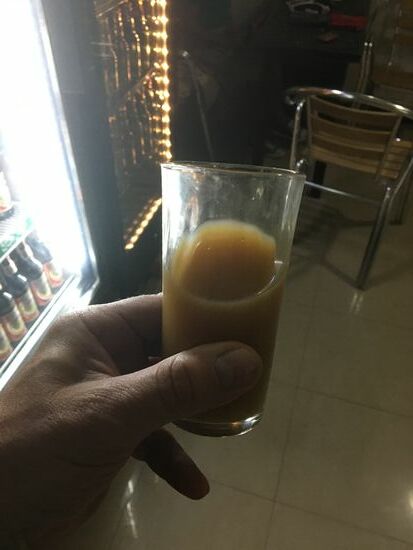 Ein einheimisches alkoholisches Getränk...sieht aus wie ungeklärter Apfelsaft...schmeckt aber gewöhnungsbedürftig