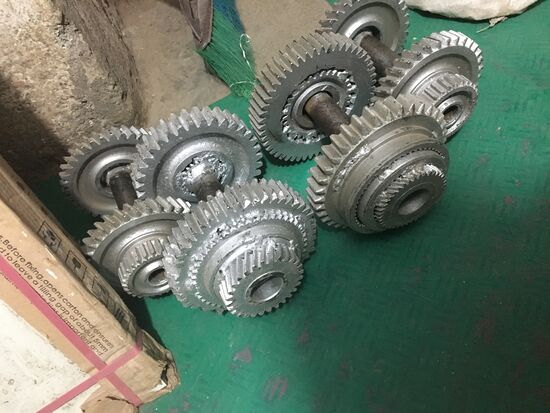 Hanteln aus alten Getriebezahnrädern zusammengeschweißt