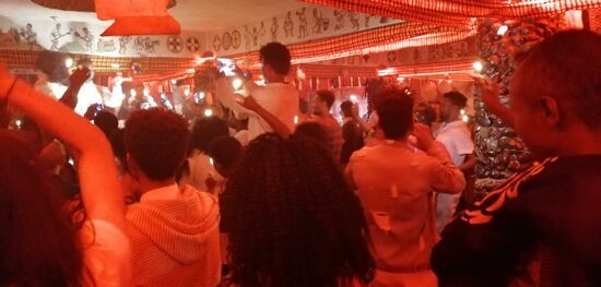 Ein komplett in Fels gehauene unterirdische Dancbar, in der sich Einheimische und Touristen zusammen Vergnügen...eine völlig andere etwas moderne Welt...unglaublich, wenn ich es nicht selbst gesehen und erlebt hätte