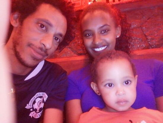 Selbst junge Familie mit Kind sind bis spät nach Mitternacht noch hier beim „Abhotten“