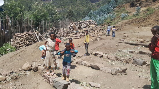 Der Weg runter vom Kinderheim zur Hauptstraße...Anwohner begrüßen uns und die Kinder winken uns nach....
Puuuhhh...das war anstrengend!!
