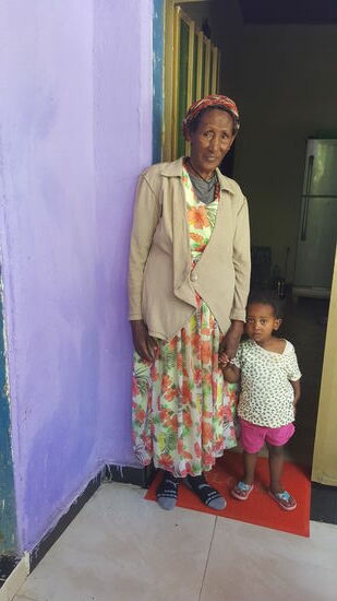 Das ist die Tante von Happy—auch sie kümmert sich um die Kinder