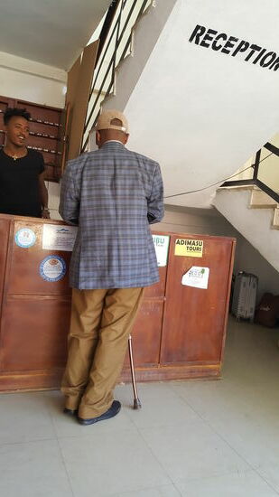 Hier an der Rezeption ist langsam mein Stammplatz, wenn ich schreibe. Der Junge Mann ist dabei Deutsch zu lernen und übt zwischendurch mit mir