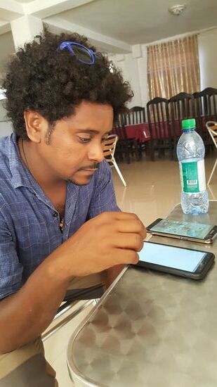 Später kommt Happy —wir wollen mit den Sachen schonmal losfahren, aber eh wir es uns versehen, sind auch Dirk und Joseph vom Kirchenbesuch No2 zurück.