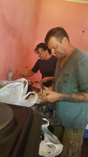 Zu viert schnippeln und putzen  wir das gekaufte Gemüse und zerkleinern das Rindfleisch für die Suppen