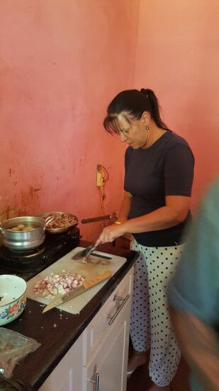 Zerkleinern und Anbraten des Rindfleisches...von der „Schnippelkuh“