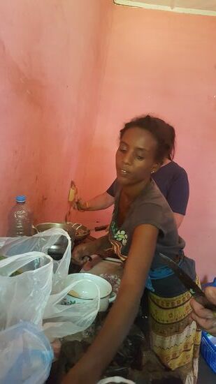 Bei Salem geht alles flink von der Hand—ich staune, wie sie das wohl täglich für so viel Kinder macht...