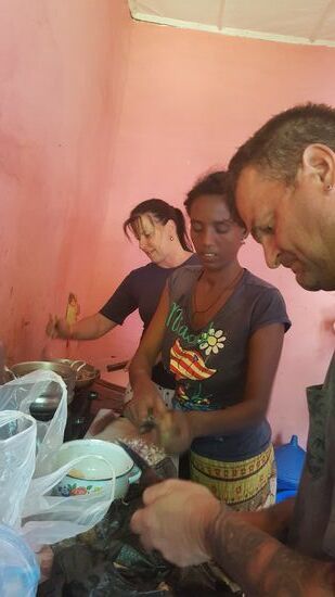Im Akkord muss das Mittagessen zubereitet werden, die Kinder haben Hunger