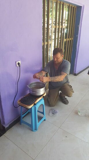 Außerhalb muss noch eine zweite Kochstelle eingerichtet werden...wir beschließen gemeinsam, zum nächsten Besuch Herdplatten aus Deutschland mitzunehmen