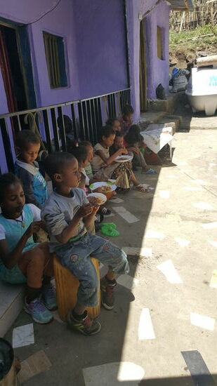 Nun können die hungrigen Münder reinhauen (Löffel und tiefe Plasteteller wären bei solch einer gesunden und reichhaltigen Suppe angebracht)