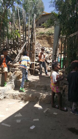 Was übrig bleibt, bekommen die Nachbarskinder, die schon seit einiger Zeit am Zaun stehen.