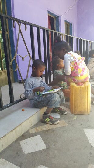 Der Süße löffelt und mampft noch in aller Seelenruhe weiter...