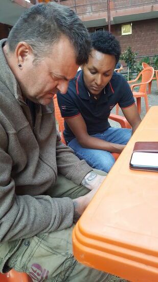 Dirk hilft einem der Angestellten bei einem Deutschtest im Internet die Fragen zu beantworten. Diese braucht er für die Aufnahme an einer Schule in AA.
Sehr viele junge Äthiopier möchten Deutsch lernen