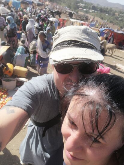 Mit dem Bajaj und unserer Begleitung geht es zum hiesigen Markt