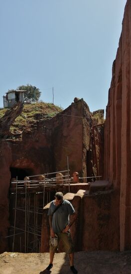 Tiefe zum Teil wassergefühlte Gräben umschließt die Felskirchen