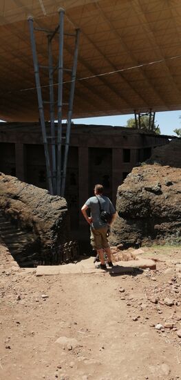 Die Schutzdächer sollen den Einheimischen ein Dorn im Auge sein...man plant dort Neue dort drüber zu spannen