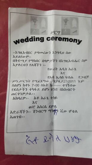 Außerdem hat Happy einige Einladungen zu Hochzeiten bekommen, zu denen er uns mitnehmen will