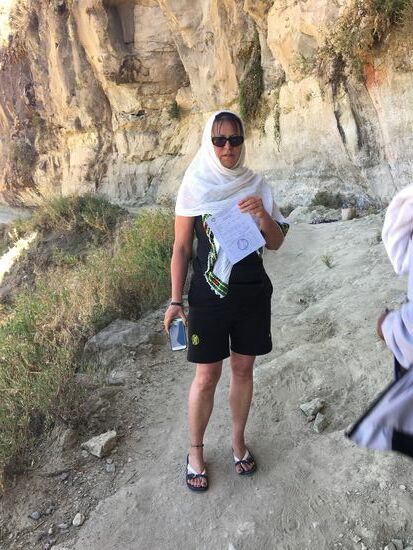 Es geht mit FlipFlops, aber der Weg ist steinig--besser ist festes Schuhwerk!
Und Sonnenschutz nicht vergessen!