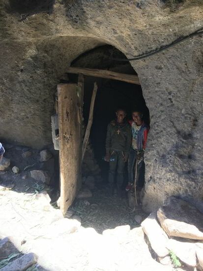 Überall stehen Jungs bereit um sich durch Hilfeleistungen ein paar Birr zu verdienen...