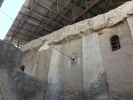 Die Kirche von außen, auch wieder mit einem Dach geschützt