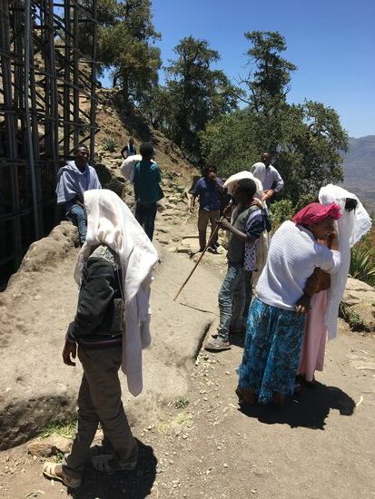 Wir sind nicht die einzigen--aber es ist sehr wenig besucht. Touristen verirren sich kaum hierher. die meisten sind mit den Hauptkirchen unten im Ort beschäftigt