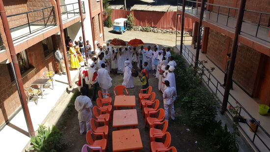 Ich warte derweil im Hotel--und auch hier kommt eine Hochzeitsgesellschaft .
Es wird gesungen und getanzt